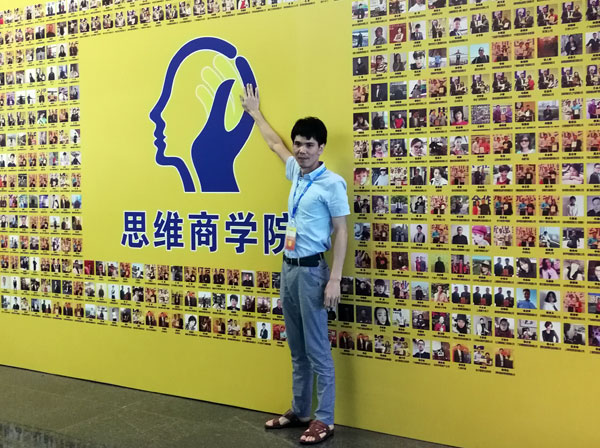 如今，80後已經成長為壯年，逐漸成為各個崗位的重要負責人，因生活的洗禮變得理性而不再衝動。“80後”，他們青春洋溢，在各個崗位上都衝在最前線。“80後”獨具個性和魅力，已然成為各行各業主力軍代表人物。作為80後典型的創業成功代表陶瓷一線91免费视频污污污 91免费小视频陶瓷磚 龍川總代理吳金星與他的銷售團隊便是其中之一。